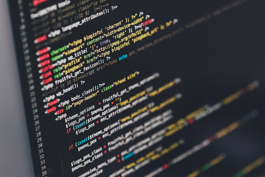Desarrollador programando software a medida